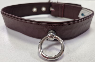 Glattes burgund rotes Lederhalsband mit O-Ring